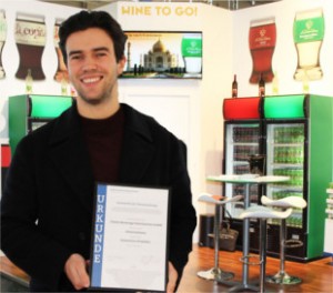 Urkundenübergabe an Jonathan Goutkin